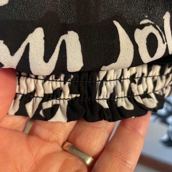 New York & Co black white SCRIPT blouse STATEMENT SLEEVES crew smocked neck Lrg - Picture 5 of 17